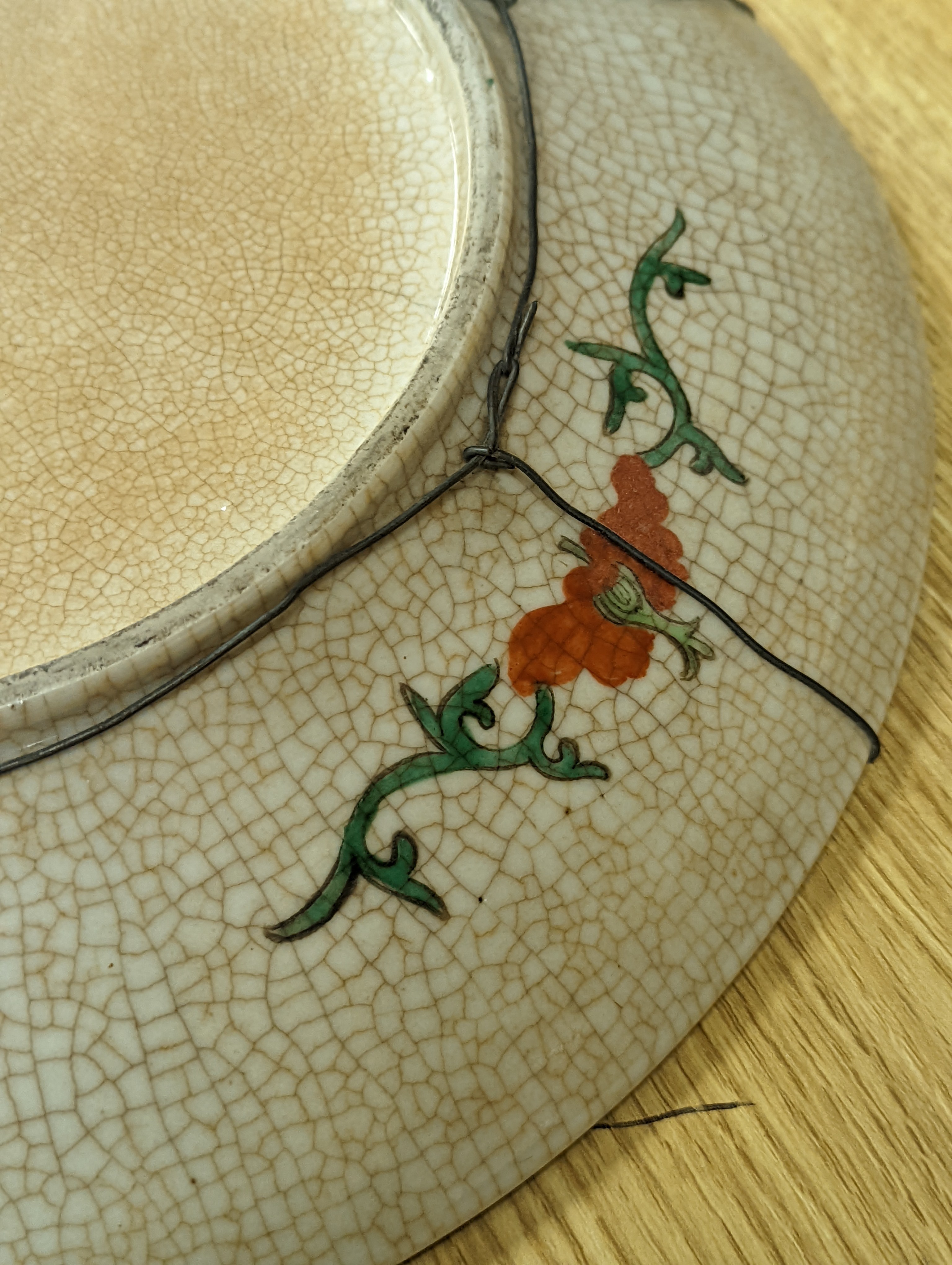 A Chinese crackle glaze dish, early 20th century, depicting a battle scene 33cm